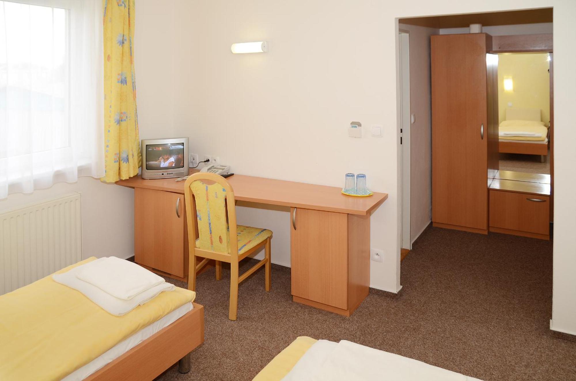 פראג Hotel Imos מראה חיצוני תמונה