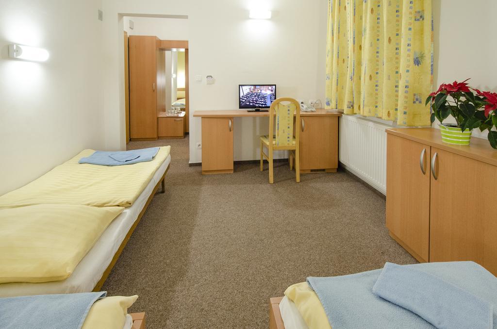 פראג Hotel Imos מראה חיצוני תמונה